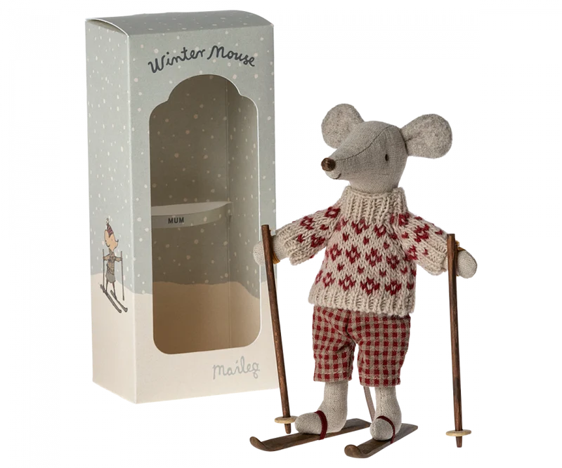 Rato de inverno com conjunto de esqui, mãe